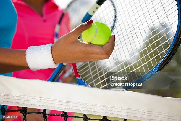 Estilo De Vida Saludable Mujer Que Tiene Una Bola De Tenis De Pie Junto A Teammate Foto de stock y más banco de imágenes de 20 a 29 años