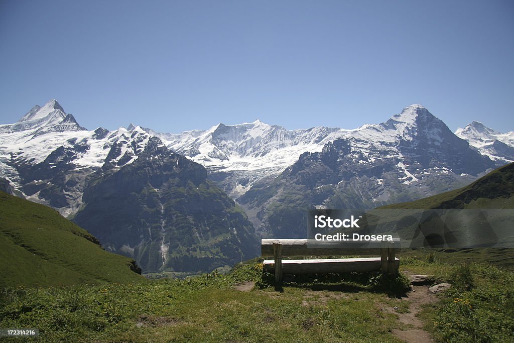 Banco con vista y Schreckhorn Eiger - Foto de stock de Alpes Bernese libre de derechos