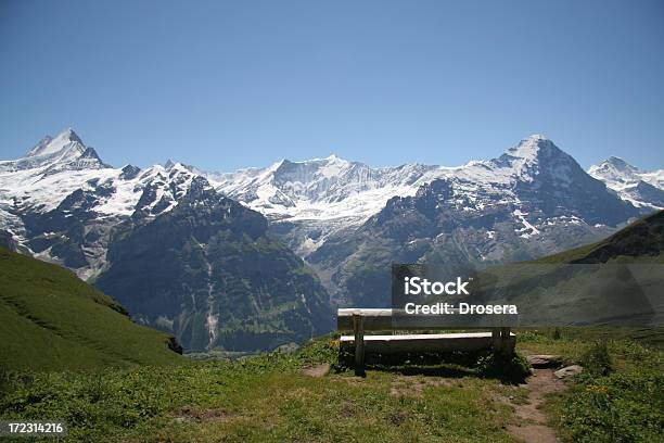 Banco Con Vista Y Schreckhorn Eiger Foto de stock y más banco de imágenes de Alpes Bernese - Alpes Bernese, Banco - Asiento, Cadena de montañas