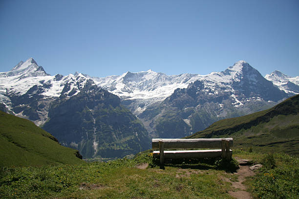 banco com monte eiger e schreckhorn vista - monch sun snow european alps imagens e fotografias de stock