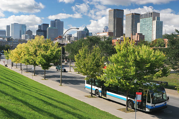 urbana, el transporte público de autobús en montreal - city urban scene canada commercial land vehicle fotografías e imágenes de stock