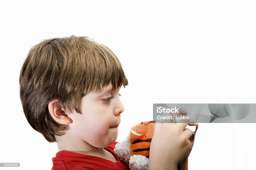 Молодой мальчик и маленькая видеокамера - Стоковые фото Белый фон роялти-фри