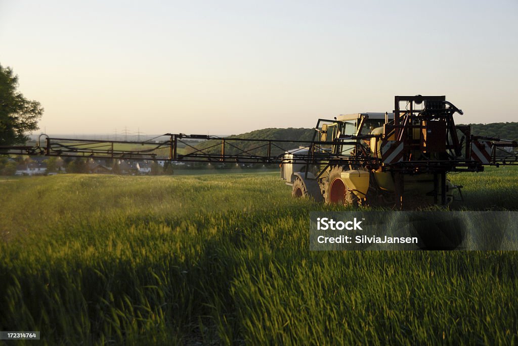 tractor en el campo de la pulverización - Foto de stock de Agricultura libre de derechos