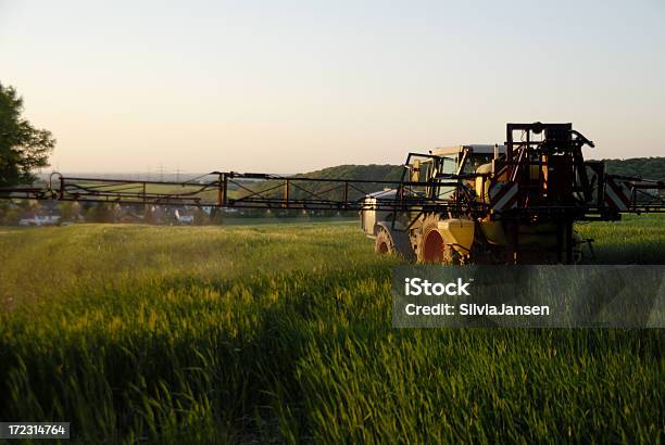 Tractor En El Campo De La Pulverización Foto de stock y más banco de imágenes de Agricultura - Agricultura, Aire libre, Alemania