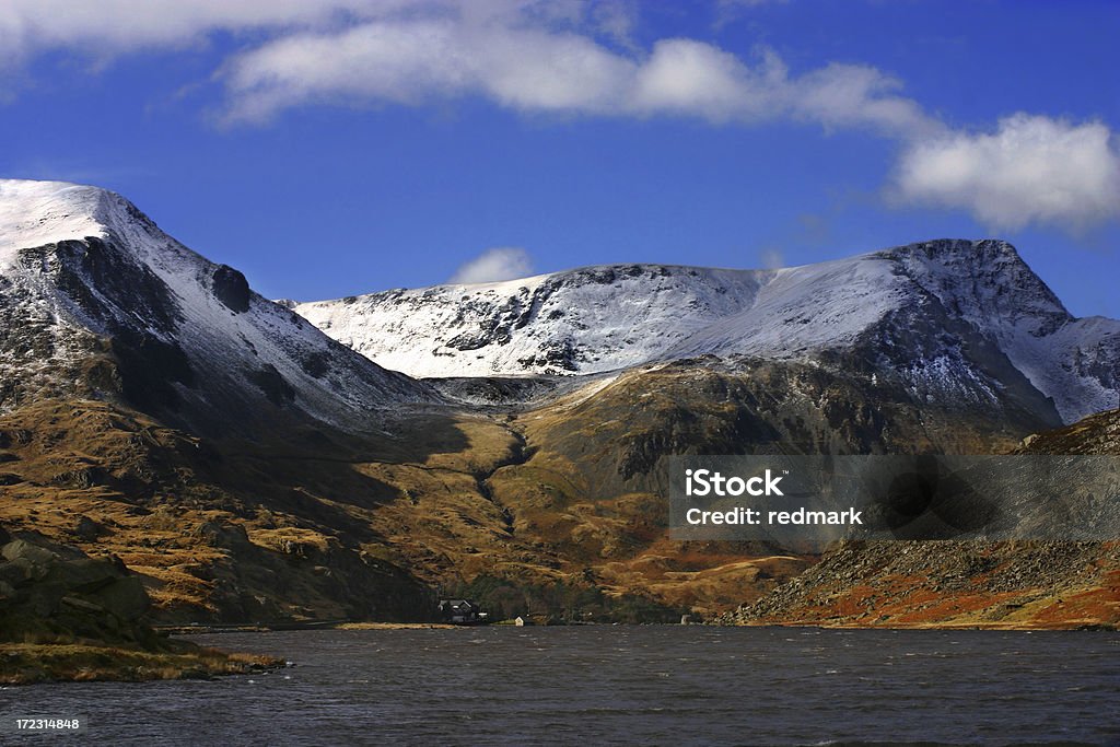 Icecapped Montanhas de Snowdonia - Foto de stock de Outono royalty-free