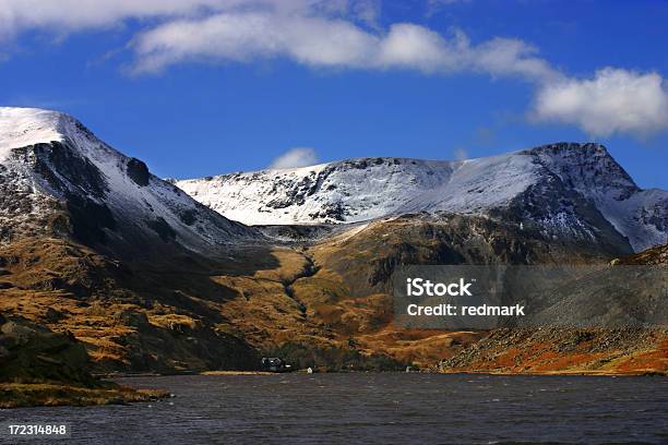Foto de Icecapped Montanhas De Snowdonia e mais fotos de stock de Outono - Outono, Neve, Parque Nacional de Snowdonia