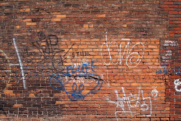 Old Brick Wall und Graffiti – Foto