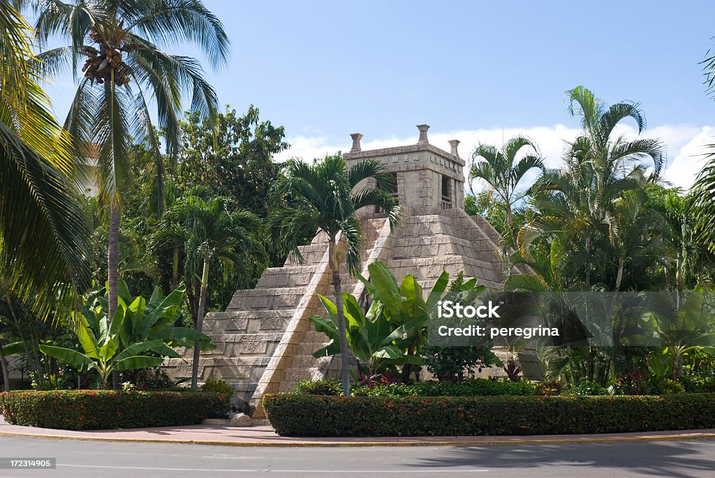Las pirámides Mayas de la fuente estilo - Foto de stock de Puerto Vallarta libre de derechos
