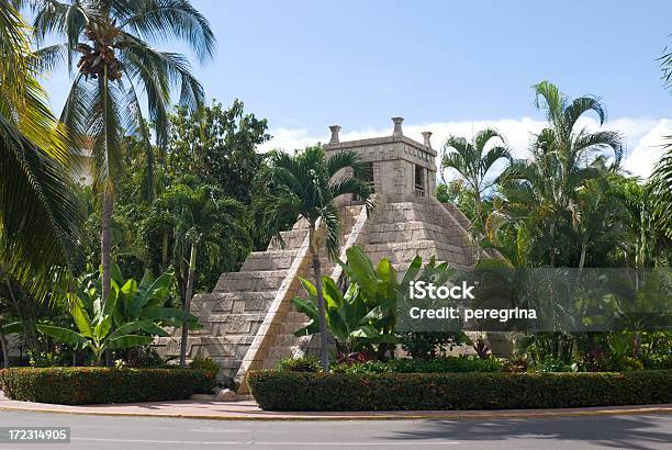 Las Pirámides Mayas De La Fuente Estilo Foto de stock y más banco de imágenes de Puerto Vallarta - Puerto Vallarta, Calle, Característica arquitectónica