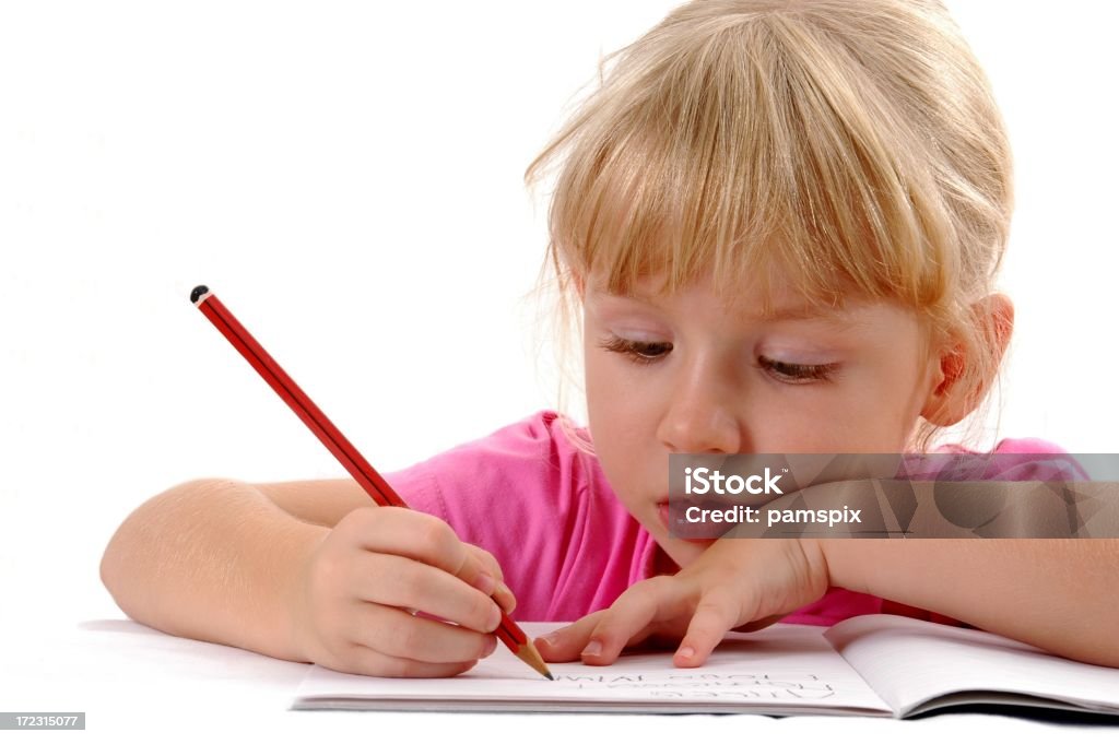 Little girl escrito con un lápiz sobre fondo blanco - Foto de stock de 4-5 años libre de derechos