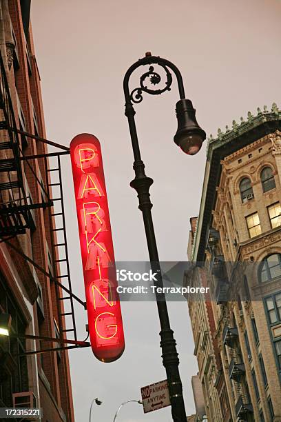 Photo libre de droit de Neon Panneau De Stationnement banque d'images et plus d'images libres de droit de Affaires - Affaires, Architecture, Ciel