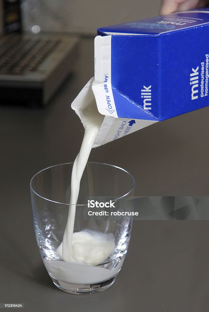 Versare latte - Foto stock royalty-free di Bicchiere