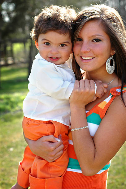 мамочка & сын - teenage pregnancy стоковые фото и изображения