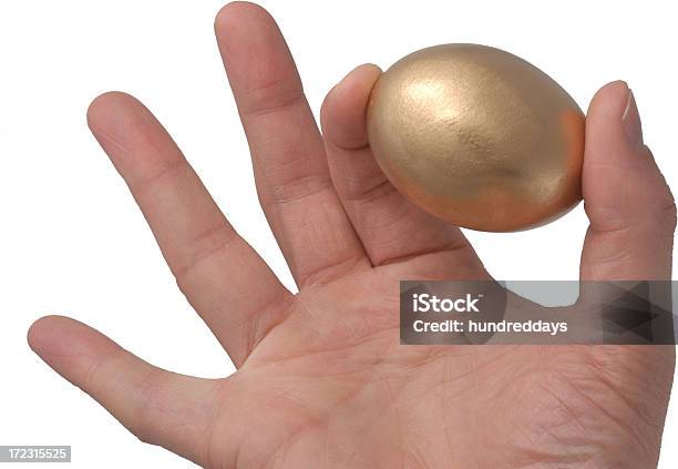 Рука С Golden Egg — стоковые фотографии и другие картинки Держать - Держать, Изолированный предмет, Пасхальное яйцо