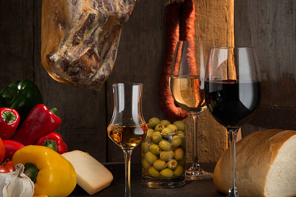 sherry, blanco y rojo vino, estilo español - serrano chilli pepper meat ham spain fotografías e imágenes de stock