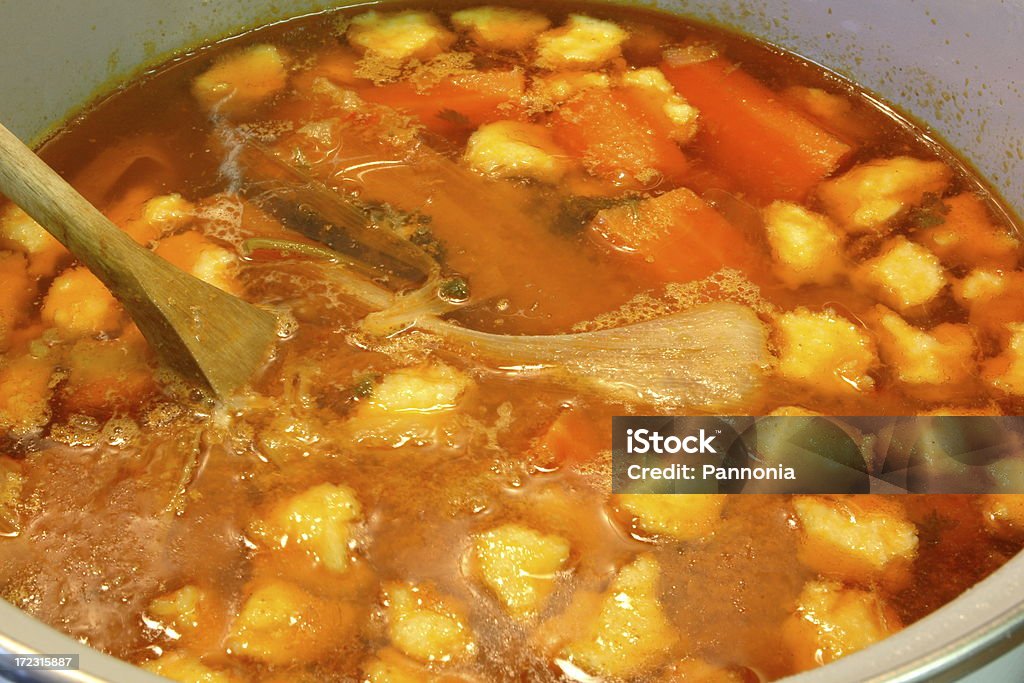 Preparar sopa de estofado de carne húngaro - Foto de stock de Alimento libre de derechos