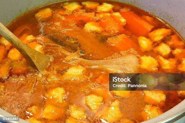 Preparar Sopa De Estofado De Carne Húngaro Foto de stock y más banco de imágenes de Alimento - Alimento, Apio, Carne