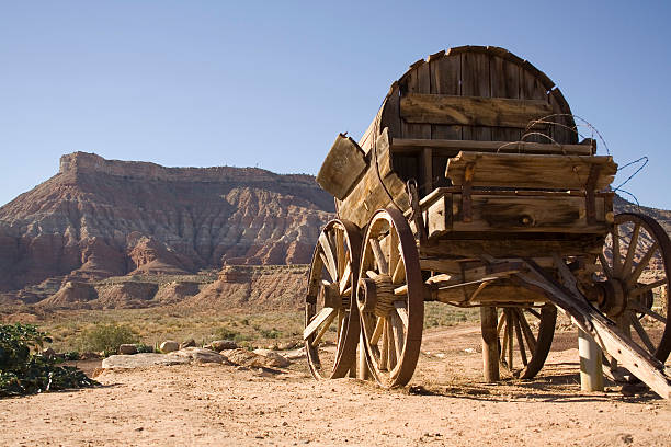 station wagon familiare con mesa out west - wagon wheel foto e immagini stock