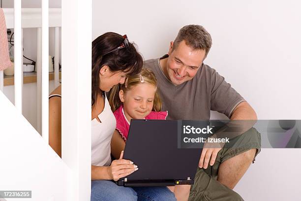 Família Do Computador - Fotografias de stock e mais imagens de Aconchegante - Aconchegante, Adulto, Amor