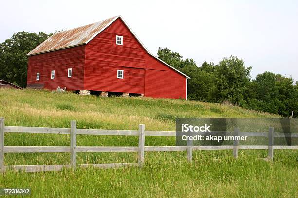 Celeiro Na Pradaria - Fotografias de stock e mais imagens de Agricultura - Agricultura, Arquitetura, Campo agrícola