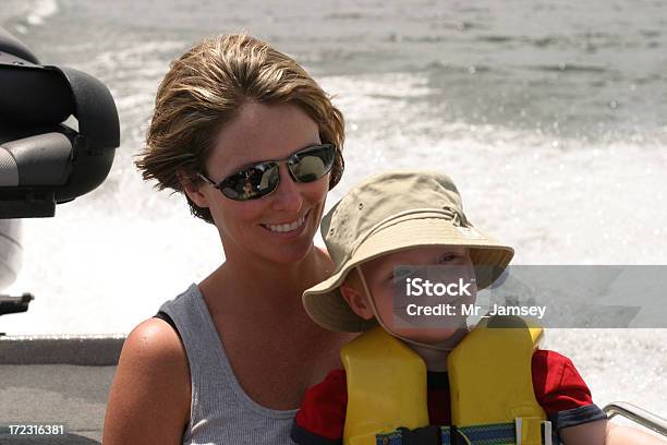 Bootfahren Mutter Und Sohn Stockfoto und mehr Bilder von Familie - Familie, Segeln, Abschirmen