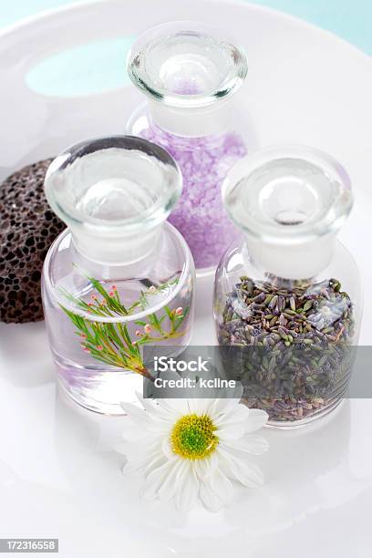 Plantas De Aromaterapia En El Spa Foto de stock y más banco de imágenes de Aceite de masaje - Aceite de masaje, Aromaterapia, Artículos de aseo