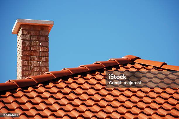 Red Roof Und Ziegel Smoke Stack Stockfoto und mehr Bilder von Dach - Dach, Dachziegel, Wohnhaus