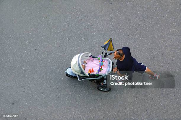 Photo libre de droit de Père Et Bébé banque d'images et plus d'images libres de droit de Vue aérienne - Vue aérienne, Poussette, Marcher