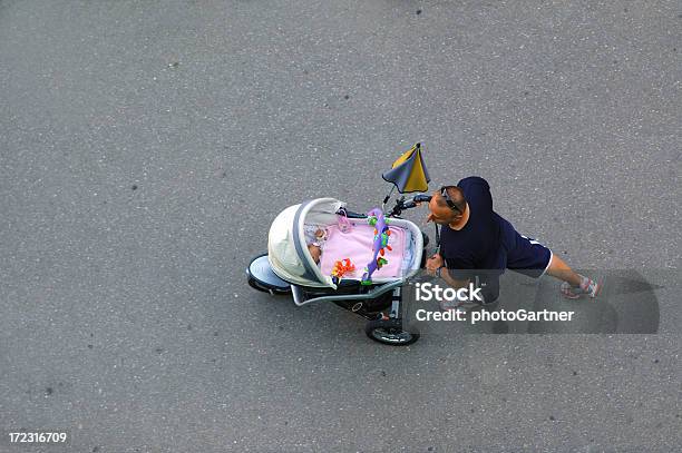 파더 및 아기 공중 뷰에 대한 스톡 사진 및 기타 이미지 - 공중 뷰, 유모차, 걷기