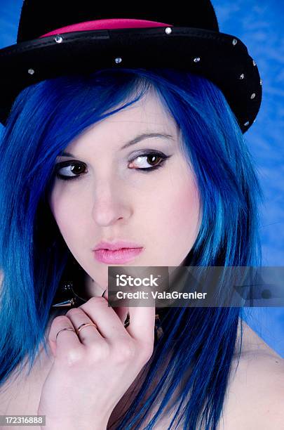 블루 Haired 여자 중절모 부러워합니다 금요일이요 16-17 살에 대한 스톡 사진 및 기타 이미지 - 16-17 살, 갈색 눈, 개념