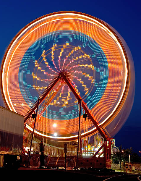 grande roue de mouvement - blurred motion amusement park spinning lighting equipment photos et images de collection