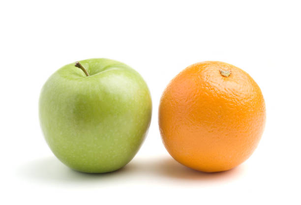 le differenze - comparison apple orange isolated foto e immagini stock