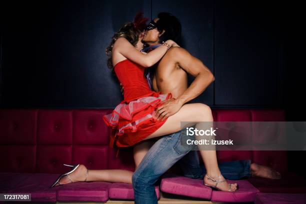 Seducción Foto de stock y más banco de imágenes de Sexo y reproducción - Sexo y reproducción, Fiesta, Máscara - Disfraz