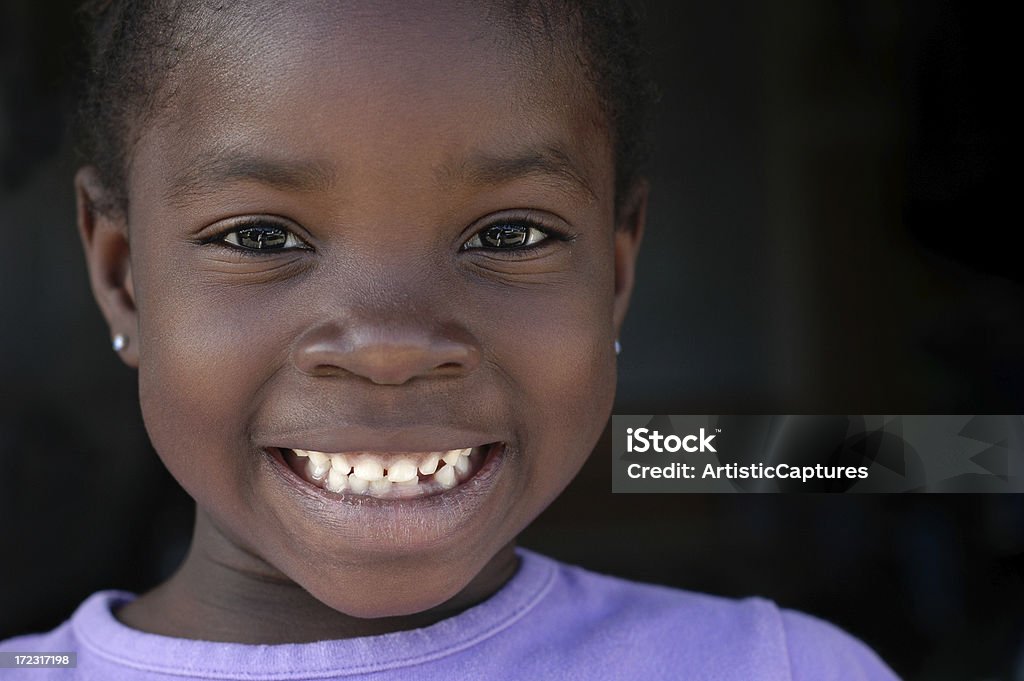 Heureuse jeune fille avec un grand sourire. - Photo de Bonheur libre de droits