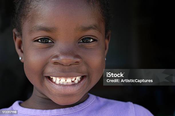 Photo libre de droit de Heureuse Jeune Fille Avec Un Grand Sourire banque d'images et plus d'images libres de droit de Bonheur - Bonheur, 6-7 ans, Afro-américain