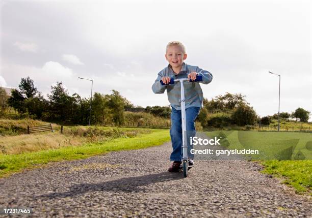 Scooter Rapaz - Fotografias de stock e mais imagens de 4-5 Anos - 4-5 Anos, 6-7 Anos, Alegria