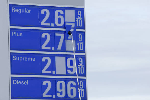 началом поверхностной резки цены на бензин - gas fuel pump labeling fuel and power generation стоковые фото и изображения