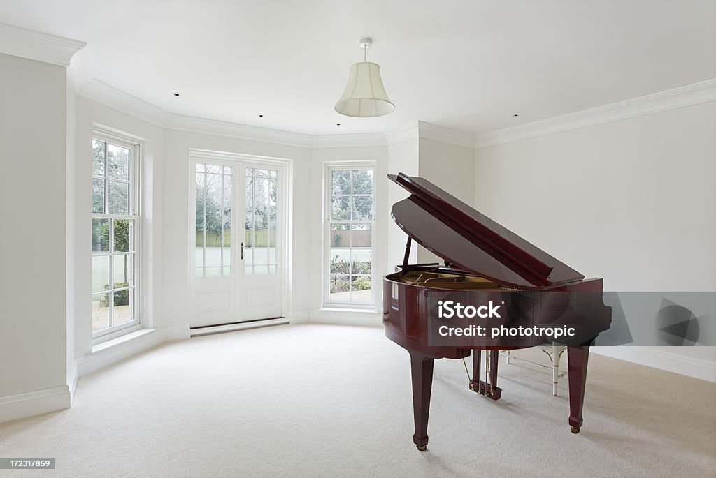 piano de cola y sala de estar - Foto de stock de Habitación libre de derechos