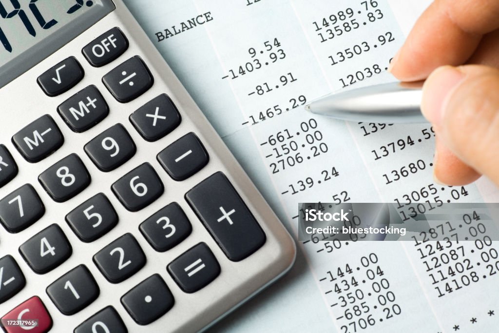 Equilibrando as contas - Foto de stock de Calculadora royalty-free