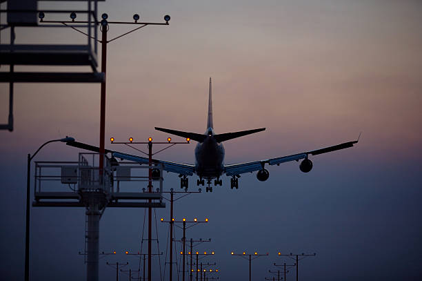 jet landing en lax - runway airplane landing landing light fotografías e imágenes de stock