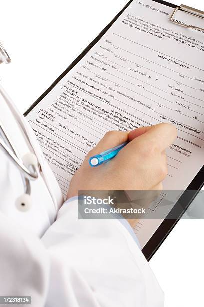 Preencher Documento Médico - Fotografias de stock e mais imagens de Confidential - Palavra inglesa - Confidential - Palavra inglesa, Bata de Laboratório, Beleza