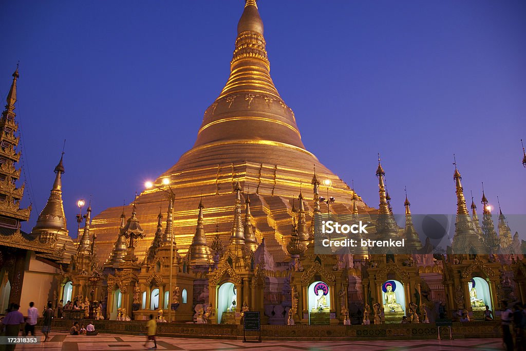 Yangon Pagoda di Shwedagon-al-tramonto - Foto stock royalty-free di Ambientazione tranquilla