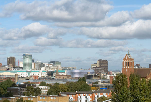 szene-skyline von birmingham, west midlands - birmingham bullring midlands west stock-fotos und bilder