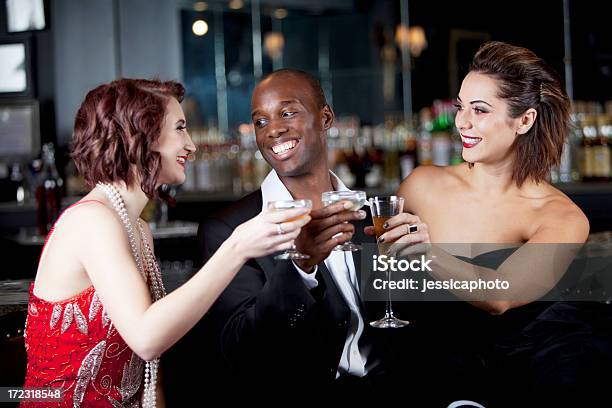 Brindando Con Un Drink Al Bar - Fotografie stock e altre immagini di Afro-americano - Afro-americano, Alchol, Amore