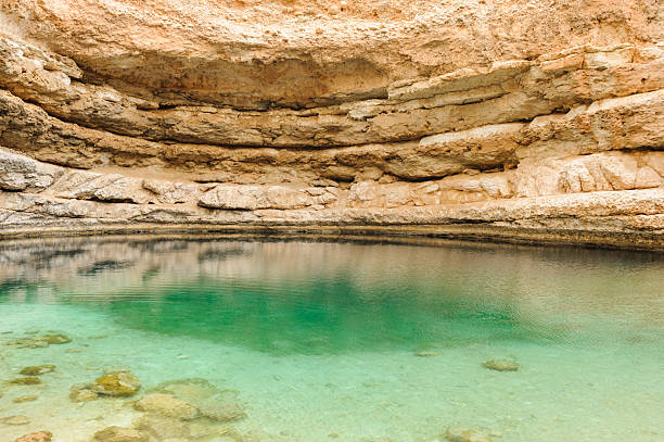 싱크홀 - natural phenomenon hawiyat najm park cliff cave 뉴스 사진 이미지