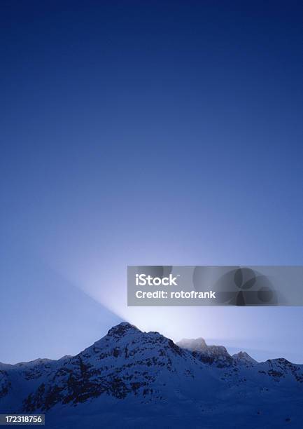 Солнце На Горы Альпы — стоковые фотографии и другие картинки Белый - Белый, Вертикальный, Вечерние сумерки