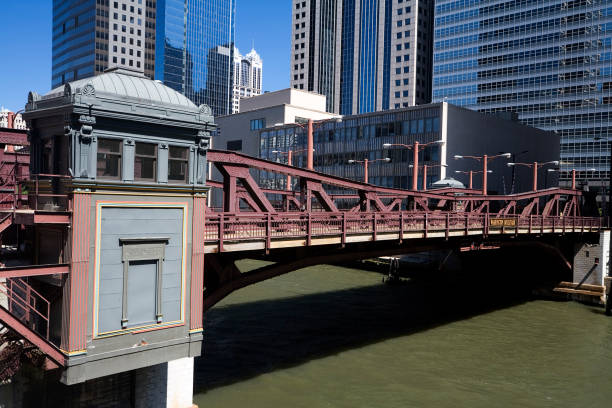 istock Chicago River Bridge and Bridgehouse 172318801