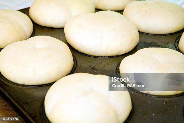 Uncooked Sourdough Muffin - Fotografie stock e altre immagini di Brioche - Dolci - Brioche - Dolci, Cibi e bevande, Cibo