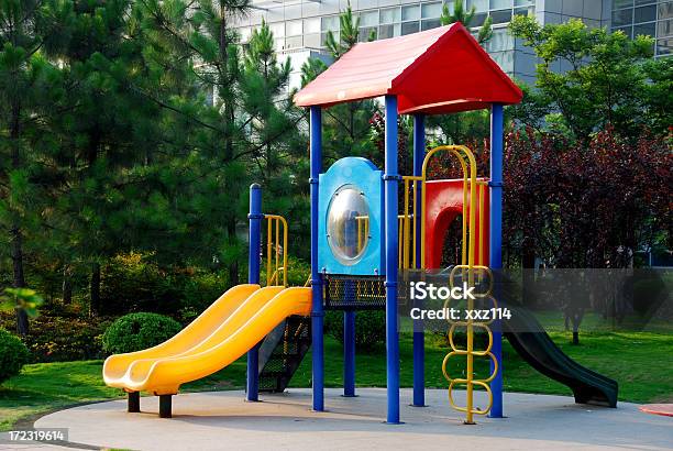 Kinder Kinderspielplatz Stockfoto und mehr Bilder von Architektonische Säule - Architektonische Säule, Kind im Grundschulalter, Außenaufnahme von Gebäuden