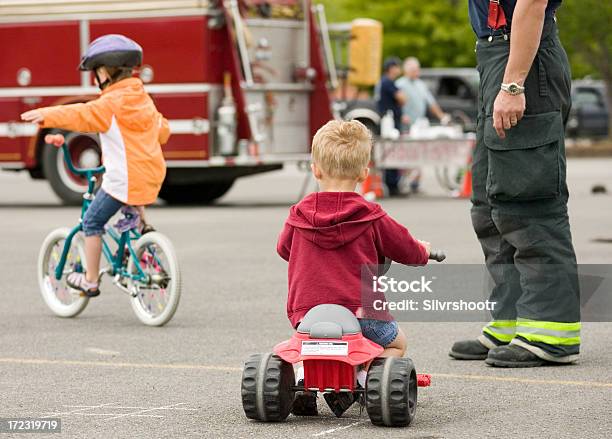 Classe De Segurança De Bicicleta - Fotografias de stock e mais imagens de Rapazes - Rapazes, Triciclo, Ansiedade